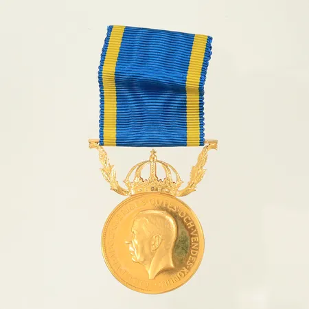 Medalj Gustaf VI Adolf Sveriges Götes och Vendes konung "För nit och redlighet i rikets tjänst", personlig gravyr, längd 42mm exkl tyg, bredd 28mm, 18K, 11g Vikt: 11 g