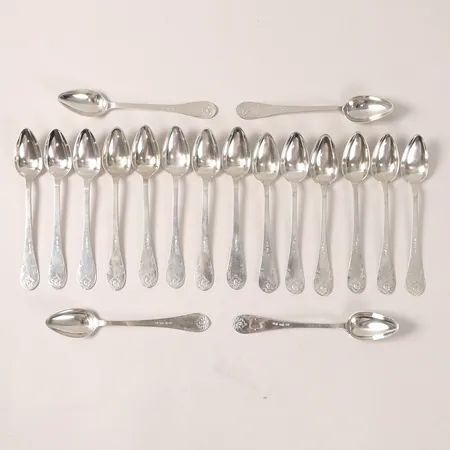 18 Skedar Wiwen Nilsson modell Gammal fransk, längd 13,5cm, Lund, olika årtal, etui, silver 830/1000 Vikt: 266,4 g
