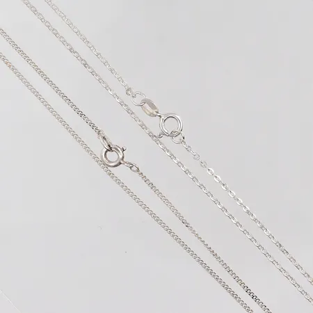2 kedjor längd 44½cm, bredd 1mm, silver. Vikt: 3,5 g