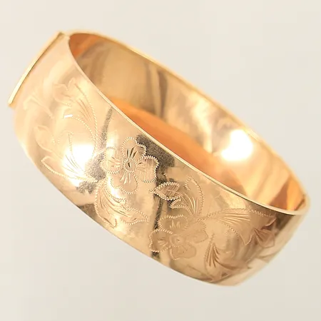 Stelt armband med mönstrad dekor Ø62mm bredd 21,5mm, öppningsbart 18K Vikt: 29,2 g