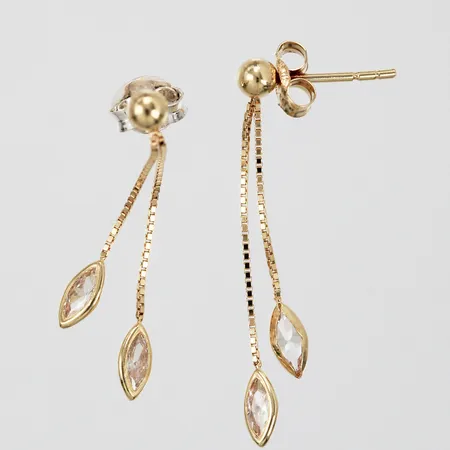 Ett par örhängen med vita stenar längd: ca 2,5cm bredd: ca 1-2mm 18K Vikt: 0,8 g
