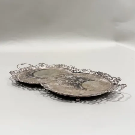 Serveringsfat med dekor GEWE år 1976 mått ca 21x11,5cm, silver 830/1000 Vikt: 148,3 g