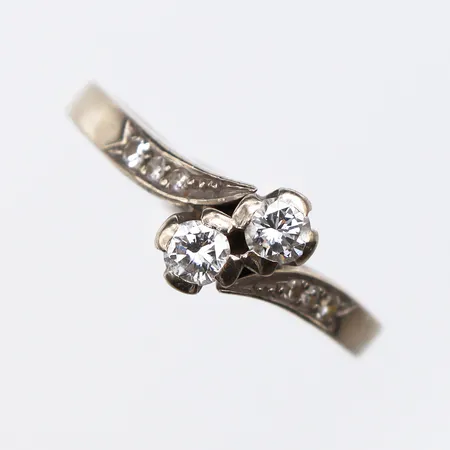 Ring med diamanter 2 x ca. 0,16 + 6 x ca. 0,01-0,02, totalt 0,40ctv enligt gravyr, Stl:17½, bredd: 1,9-7,9mm, vitguld, 18K Vikt: 4,1 g