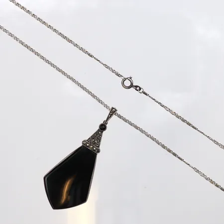 Kedja med hänge med markasiter samt onyx, 62cm, bredd: 1,8mm, hängets mått: 60x30mm, 830/1000 silver Vikt: 11,1 g