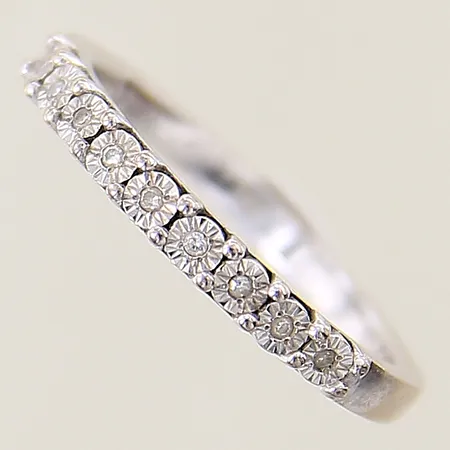 Ring med 8/8-slipade diamanter 9 x ca 0,005ct GHA stl:16½ bredd 1,9-2,4mm, vitguld 18K Vikt: 2,9 g