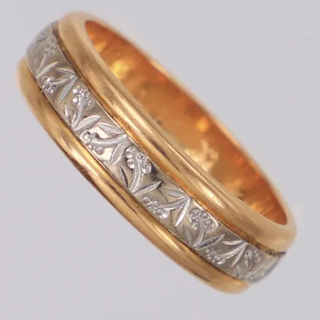 Ring tvåfärgad stl:17, bredd 5,4mm, gravyr, 18K  Vikt: 6 g