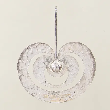 Hänge modell Omena av Tapio Wirkkala Finland år 1975 45x40mm silver 925/1000 Vikt: 4,7 g