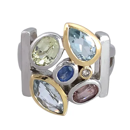 Ring silver 925/1000, förgyllda detaljer i 18K guld, färgade stenar, stl:18½ mm, bredd 4,2-21 mm, stenar utan anmärkning Vikt: 15,2 g