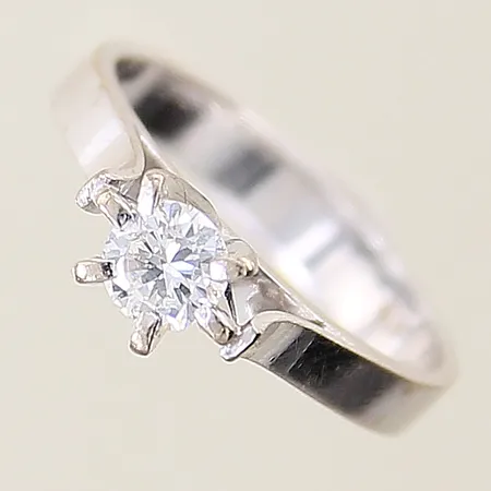 Ring med diamant ca 0,38ct kvalitet TW(G)/VS stl:16 bredd 3,4-5,5mm, 1 klo snedvriden, vitguld 18K Vikt: 3,7 g