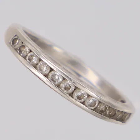 Ring med vita stenar Guldfynd, stl:17¾, bredd 3,3mm, 925/1000 silver Vikt: 2,1 g