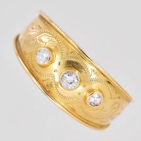 Ring med vita stenar stl:19, bredd 3-9mm, 18K. Vikt: 2,8 g