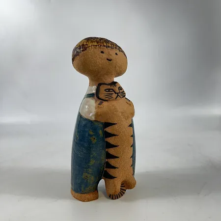 Figurin Pelle ur serien Larsons ungar, design Lisa Larson (1931-2024), etikettmärkt samt signerad,Gustavsperg, höjd 20cm, delvis glaserat stengods