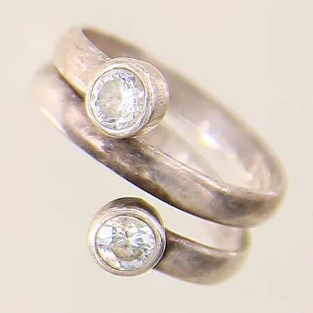Ring med vita stenar stl 18 bredd 7mm silver 925/1000 Vikt: 4,7 g