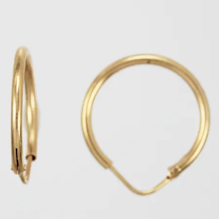 Ett par örhängen creoler Ø: ca 20mm bredd: ca 1mm ostämplat 18K  Vikt: 1,8 g