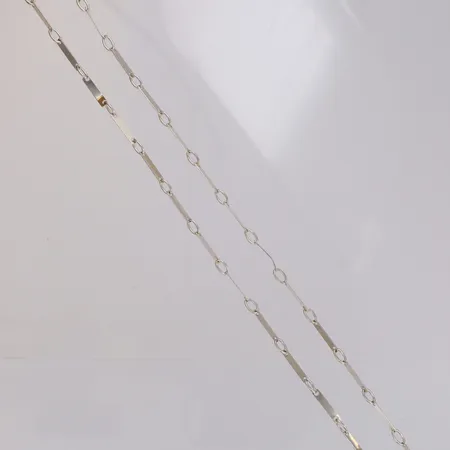 Collier med stavar längd ca 86cm, bredd 2,6mm, vissa stavar skeva, utan lås, silver 830/1000  Vikt: 10 g