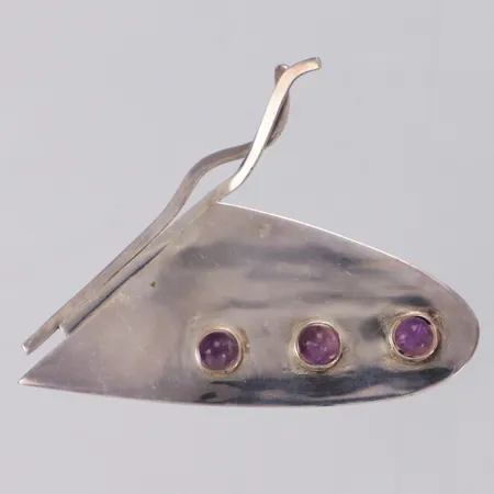 Brosch med cabochonslipade ametister, längd ca 70mm, bredd ca 50mm, slitage på stenarna, Kitty 925/1000 silver Vikt: 18,2 g
