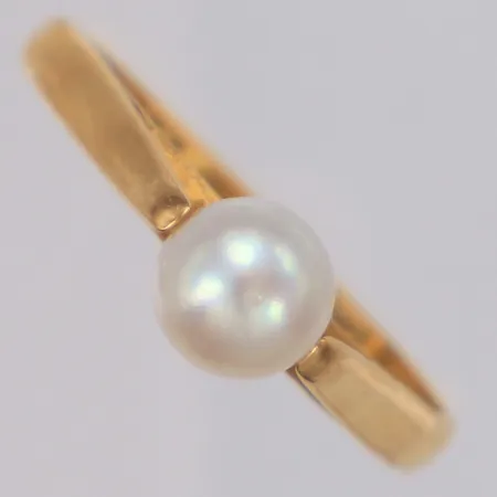 Ring med pärla Ø5,7mm stl:16¾, spår av gravyr, 23K  Vikt: 2,7 g