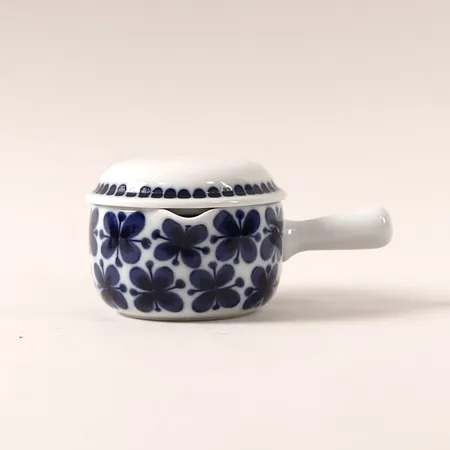 Karott med lock och handtag Mon Amie, Marianne Westman för Rörstrand, porslin, formgiven 1952, 60-tal, Ø ca 9,5cm, höjd: ca 8cm. Vikt: 0 g Skickas med postpaket.