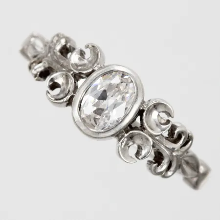 Ring med vit sten stl: 17½ bredd: ca 2-6mm silver 925/1000 Vikt: 2,7 g
