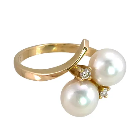 Diamantring, 18K guld, odlade Pärlor Ø 7 mm, god lyster, Diamanter 2 x 0,03ct, stl:18,0 mm, bredd 2-14 mm Vikt: 4,3 g