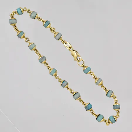 Armband med stenkulor längd 17½cm, bredd 4mm, 14K. Vikt: 5,1 g