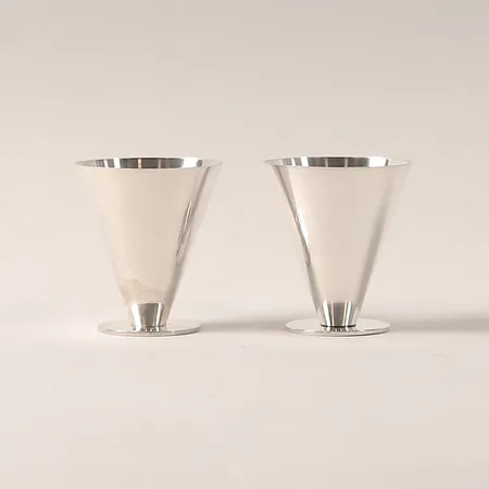 Två snapsglas Wiwen Nilsson, Lund år 1953 och 1954, höjd 6,5cm, Ø6cm ovantill, silver 925/1000 Vikt: 161,4 g