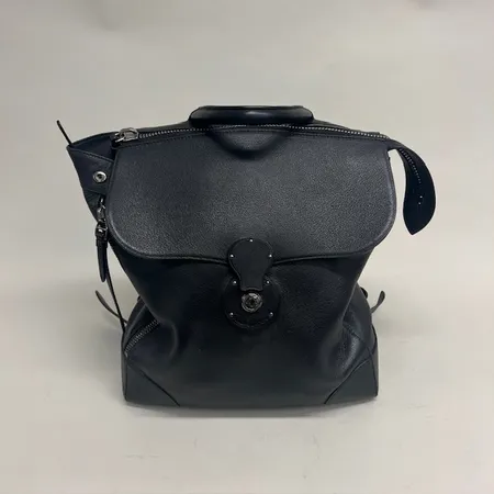Ryggsäck Ralph Lauren, mått ca 38x32x11cm, Made in Italy, slitage på vitmetall och läder, garantikort ej ifyllt, nycklar, inga övriga tillbehör. Skickas med postpaket.