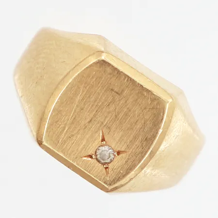Klackring med sten stl:16½, bredd ca 3-10mm, skev skena/repor, 18K Vikt: 4 g