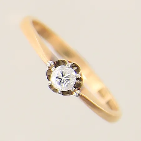 Ring med diamant ca 0,16ct stl:16¾ bredd 1,8-4,9mm 18K Vikt: 2,1 g