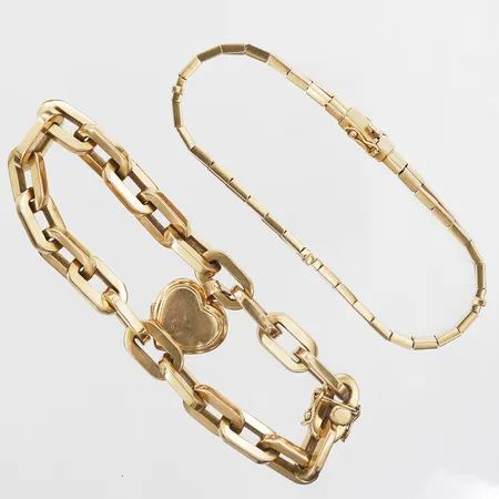 Två armband med gravyr, 18K  Vikt: 35,6 g