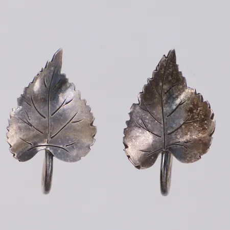 Ett par örhängen löv, längd ca 18mm, bredd 12mm, skruvlås, något skeva/ buckliga, 830/1000 silver Vikt: 2 g