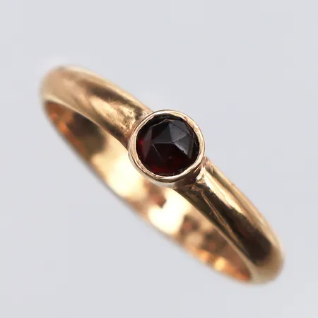Ring med granat Stl:17½, bredd: 2,9-4,8mm, 18K Vikt: 2,8 g