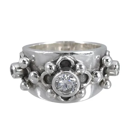 Ring KUMKUM silver 925/1000, vita stenar, stl:17¼ mm, bredd 6,5-12 mm, fint skick  Vikt: 10,9 g