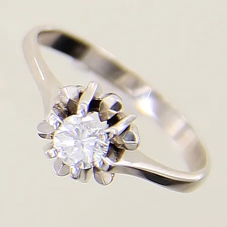 Ring med diamant ca 0,35ct kvalitet W(H)/SI stl:17¼ bredd 2-8,2mm, fjädrar som når ytan, otydlig stämpel, vitguld 18K Vikt: 3,4 g