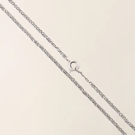 Kedja längd 43,5cm bredd 2mm, något bucklig, silver 830/1000 Vikt: 3,4 g