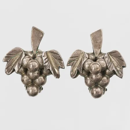 Örhängen druvklasar längd 33mm, bredd 29mm, clips, ostämplat silver Vikt: 17,8 g