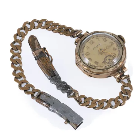 Damur Exakt Ø21mm manuell guld 14K delvis doublé, länk i doublé, sprucket glas, namngravyr, går ej att dra upp, tennlödningar.