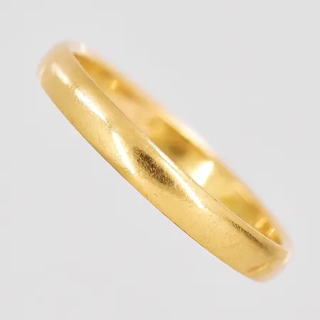 Ring stl:17¾ bredd 3mm, gravyr, 20K. Vikt: 2,7 g