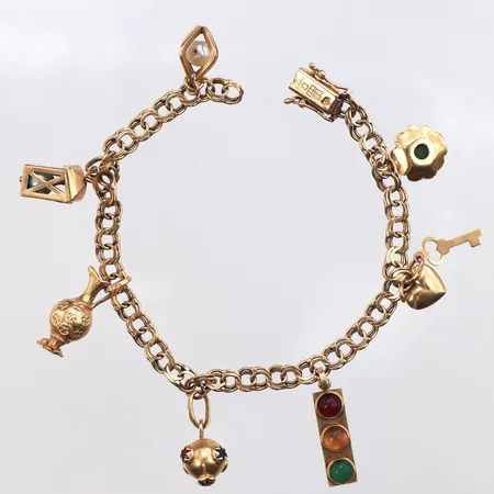 Armband Bismarck med 8 berlocker, defekt, 18K Vikt: 14,1 g