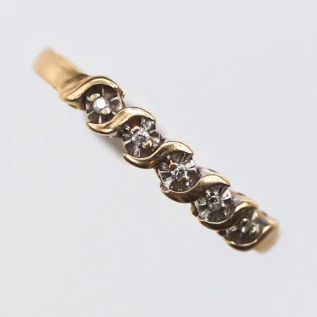 Ring med diamanter 5 x ca. 0,005ct, Stl: 17, bredd: 1,5-3,5mm, Guldfynd, 18K Vikt: 1,8 g