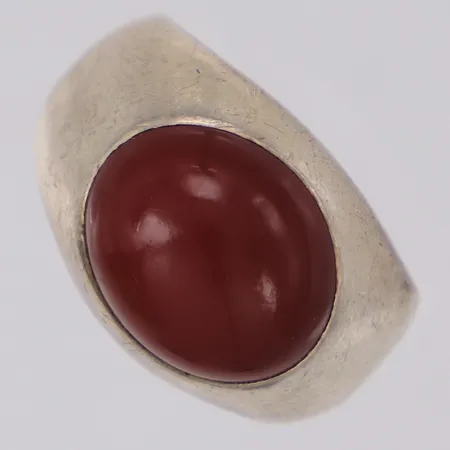 Ring med röd sten stl:15¾, bredd 12,3, 835/1000 silver Vikt: 4,3 g