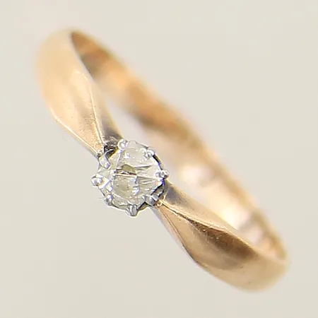 Ring med diamant ca 0,10ct äldre slipning stl:16 bredd 2-4mm, fattning i vitmetall, 14K Vikt: 1,4 g