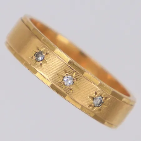 Ring med diamanter 3 x ca 0,01ct stl:17, bredd 4,7mm, Guldvaruaktiebolaget G. Dahlgren & Co Ab Malmö 1971, 18K Vikt: 4,5 g