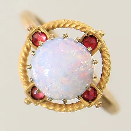 Ring med opalimitation samt röda stenar stl:16½ bredd:2-14mm, förgylld, silver 830/1000 Vikt: 2,9 g