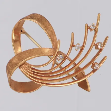 Brosch med vita stenar, längd 42mm, bredd 35mm, 18K  Vikt: 8,4 g