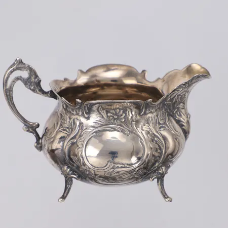 Gräddkanna på ben med hänkel, bukig form med rik floral dekor, höjd ca 6cm, bredd 6cm, Gewe Silvervarufabriken Ab Malmö år 1969, 830/1000 silver Vikt: 93,5 g