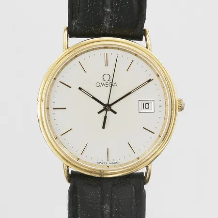 Herrur Omega 18K, quartz (går ej), 32mm, datum, defekt, gravyr, svart läderband med slitage, inga tillbehör 