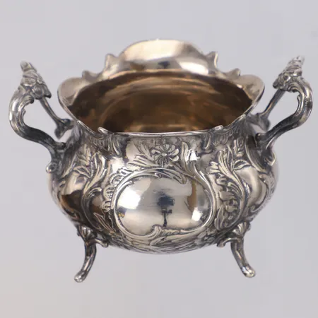 Sockerskål på ben med hänklar, bukig form med rik floral dekor, höjd ca 6cm, bredd 10cm, Gewe Silvervarufabriken Ab Malmö år 1969, 830/1000 silver Vikt: 102,3 g