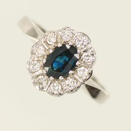 Ring vitguld med 10 diamanter ca 0,01ct/st och blå sten troligen safir stl ca 17 18K 3,6g 