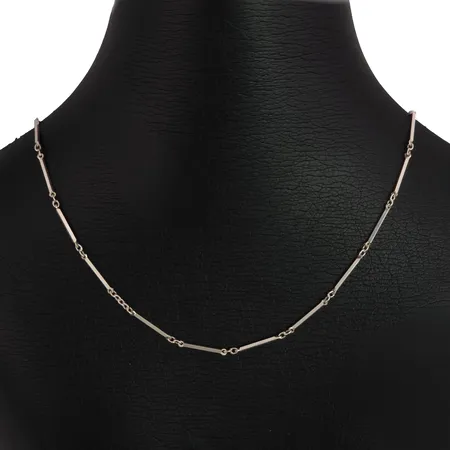 Halskedja modell med stavar silver, längd 43,5 cm, bredd 1 mm, förefaller ostämplad, fint skick  Vikt: 4 g